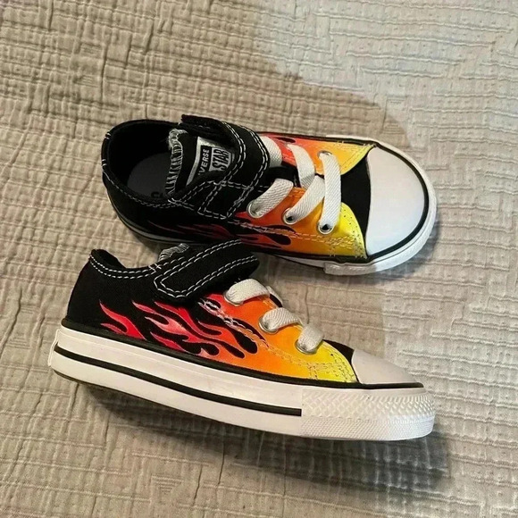 Converse sneakers. NWT - Picture 2 of 4